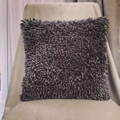 Față de pernă decorativă-gri inchis, model pufos